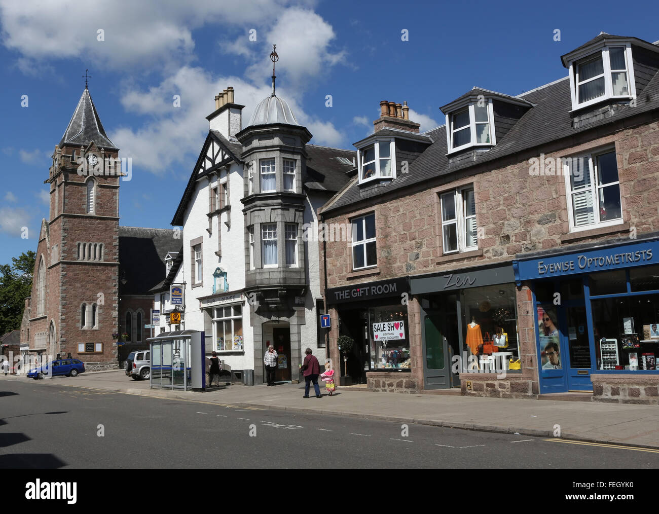 Magasins et maisons de la rue principale dans le village de Banchory, Aberdeenshire, Scotland, UK. Banque D'Images
