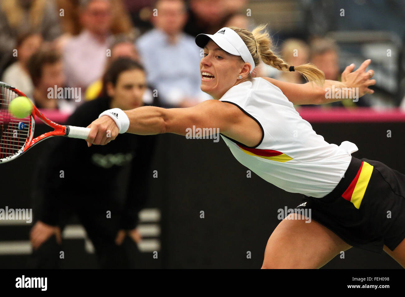 Leipzig, Allemagne. 08Th Feb 2016. Angelique Kerber de l'Allemagne en action contre la Suisse Timea Bacsinszky (pas sur la photo) à la Fed Cup tennis finale entre l'Allemagne et la Suisse à Leipzig, Allemagne, 06 février 2016. Photo : JAN WOITAS/dpa/Alamy Live News Banque D'Images