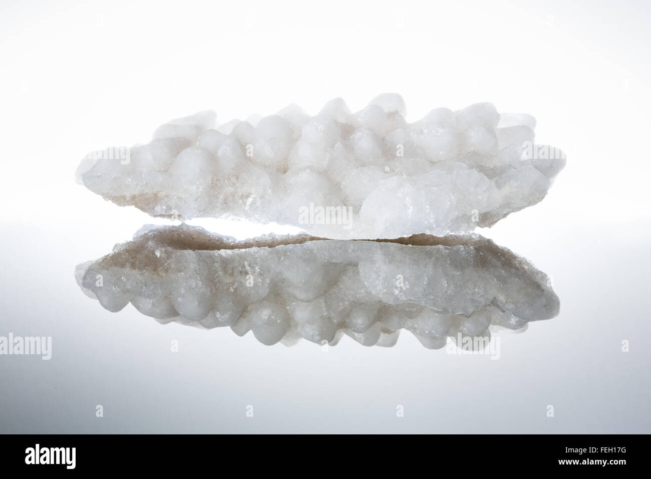 Morceau de cristal de sel de la Mer Morte JORDANIE sur surface blanche Banque D'Images