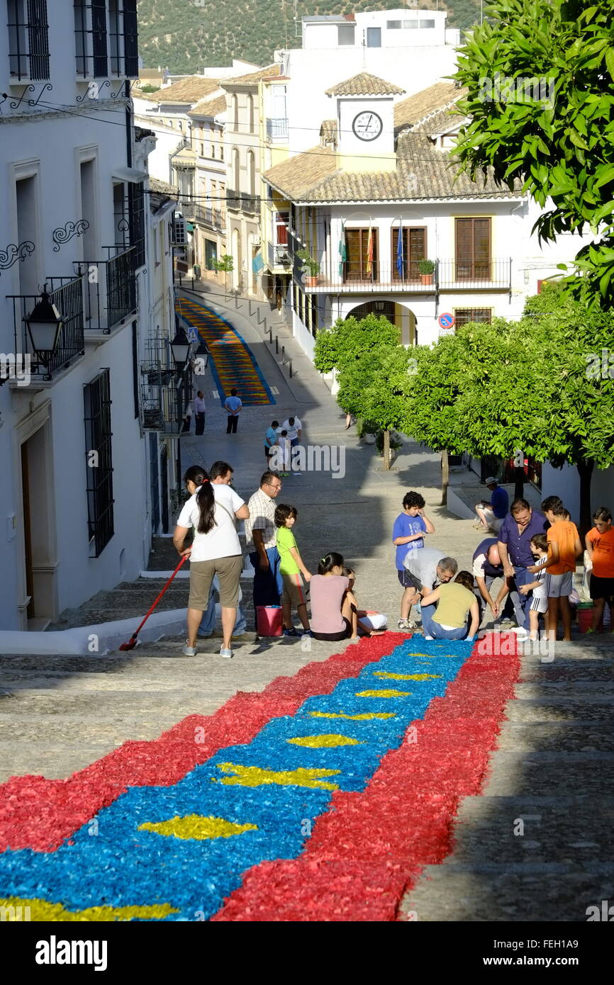 Corpus Christi. Les villageois ont posé des tapis traditionnels de sciure de couleur dans leur rue le jeudi Saint. Carcabuey, Andalousie, Espagne Banque D'Images