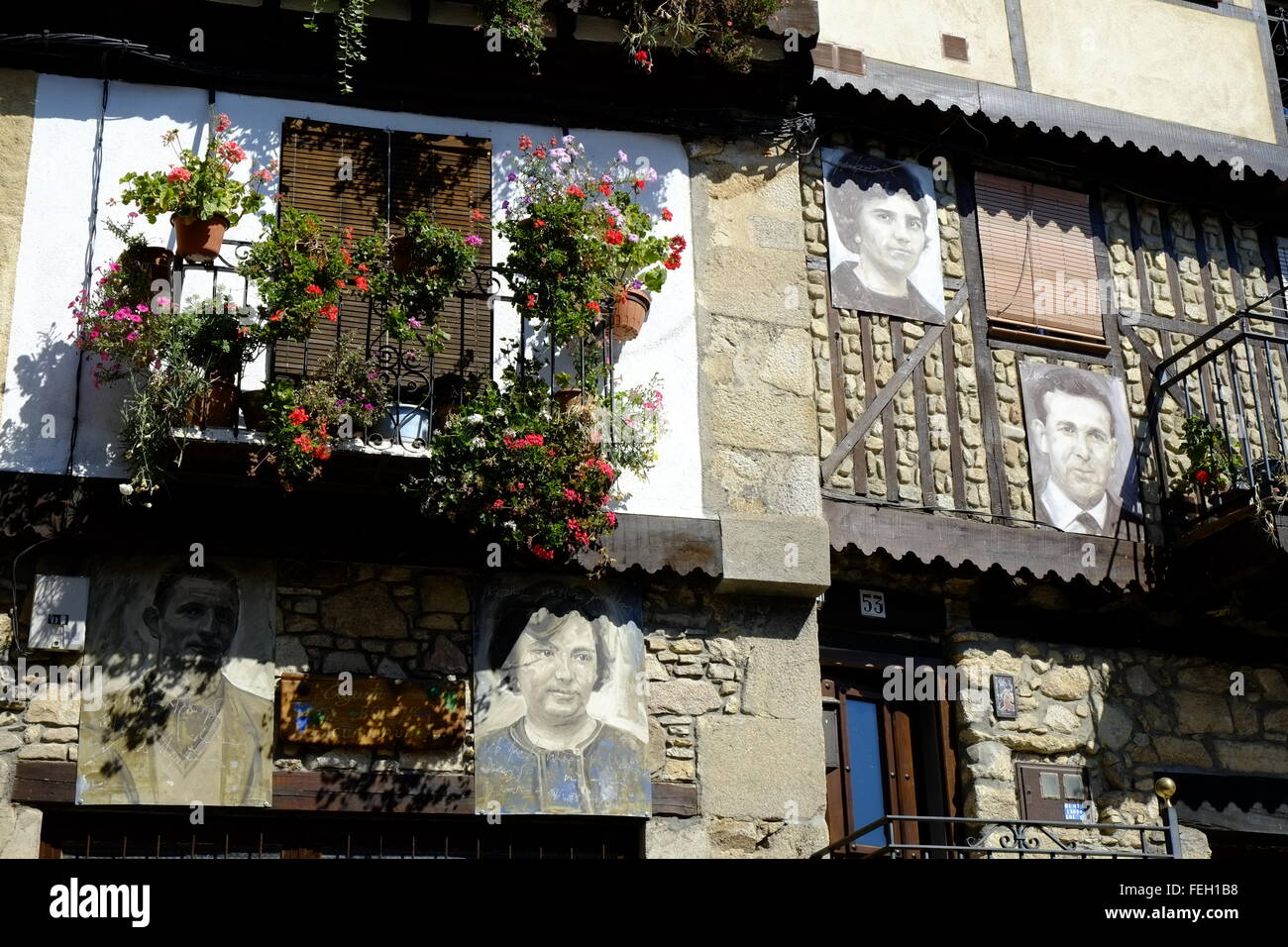 Ville médiévale avec des portraits des habitants de leurs maisons. Mogarraz, Castilla y León. Espagne Banque D'Images