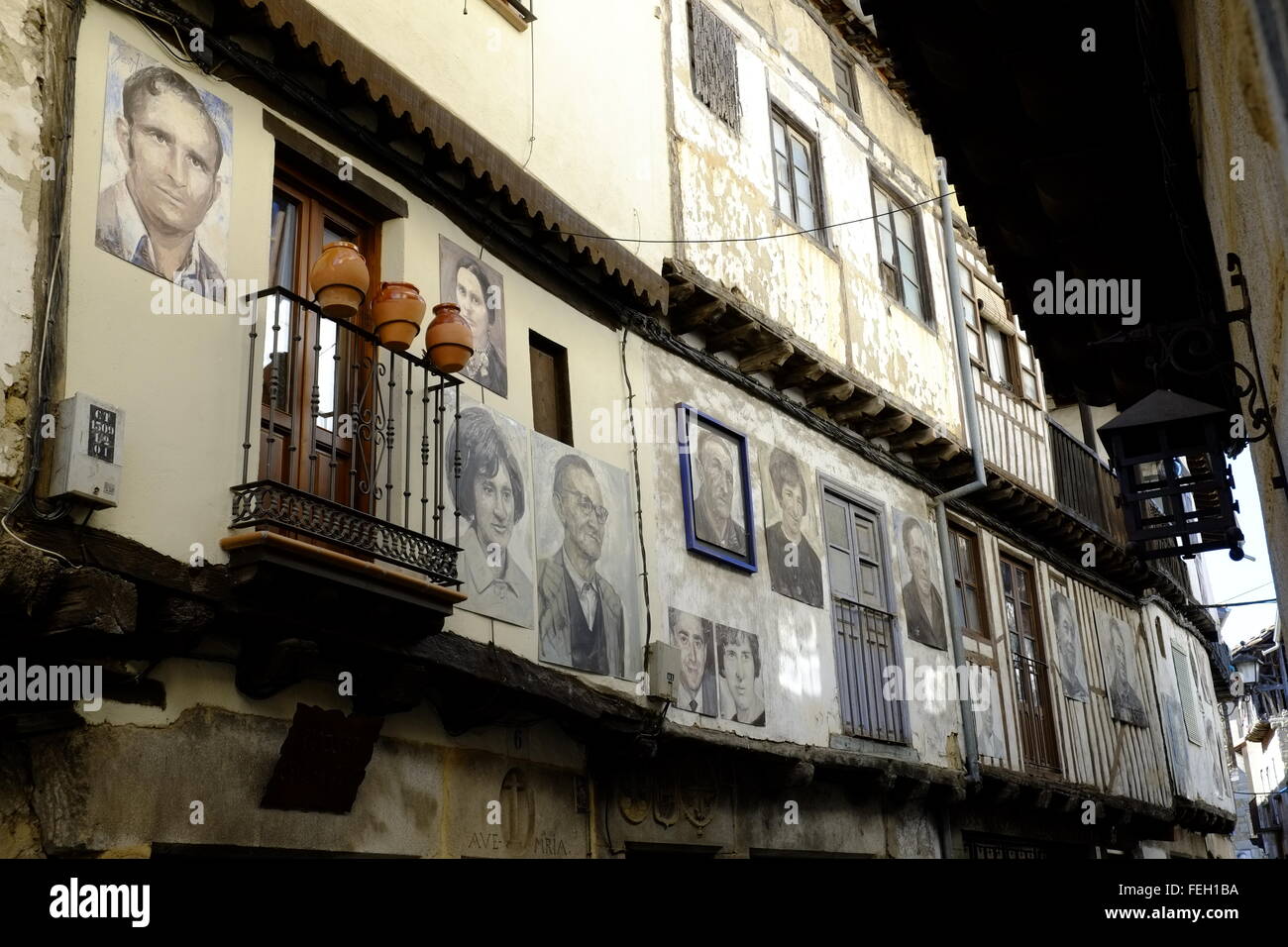 Ville médiévale avec des portraits des habitants de leurs maisons. Mogarraz, Castilla y León. Espagne Banque D'Images