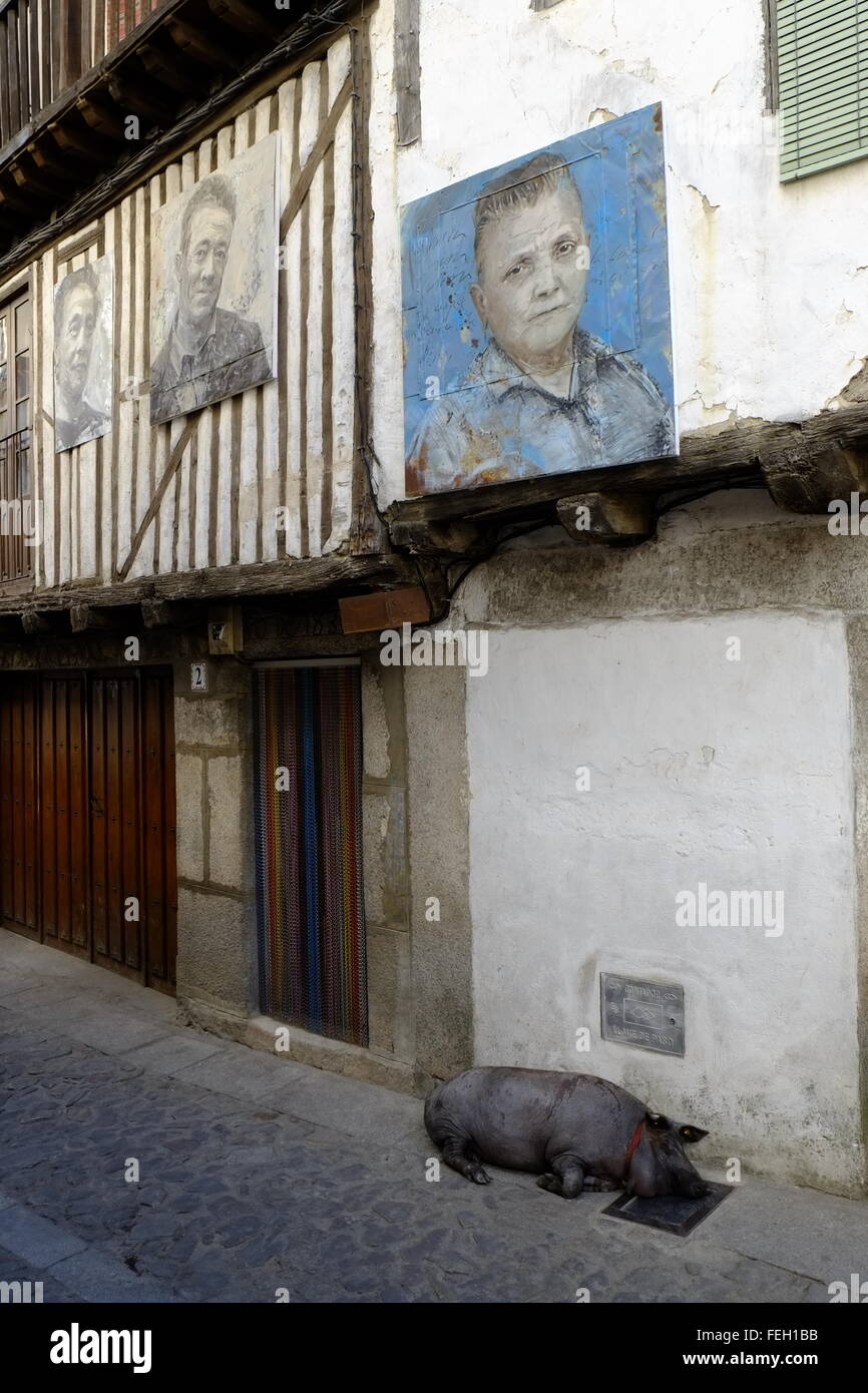 Ville médiévale avec des portraits des habitants de leurs maisons. Mogarraz, Castilla y León. Espagne Banque D'Images