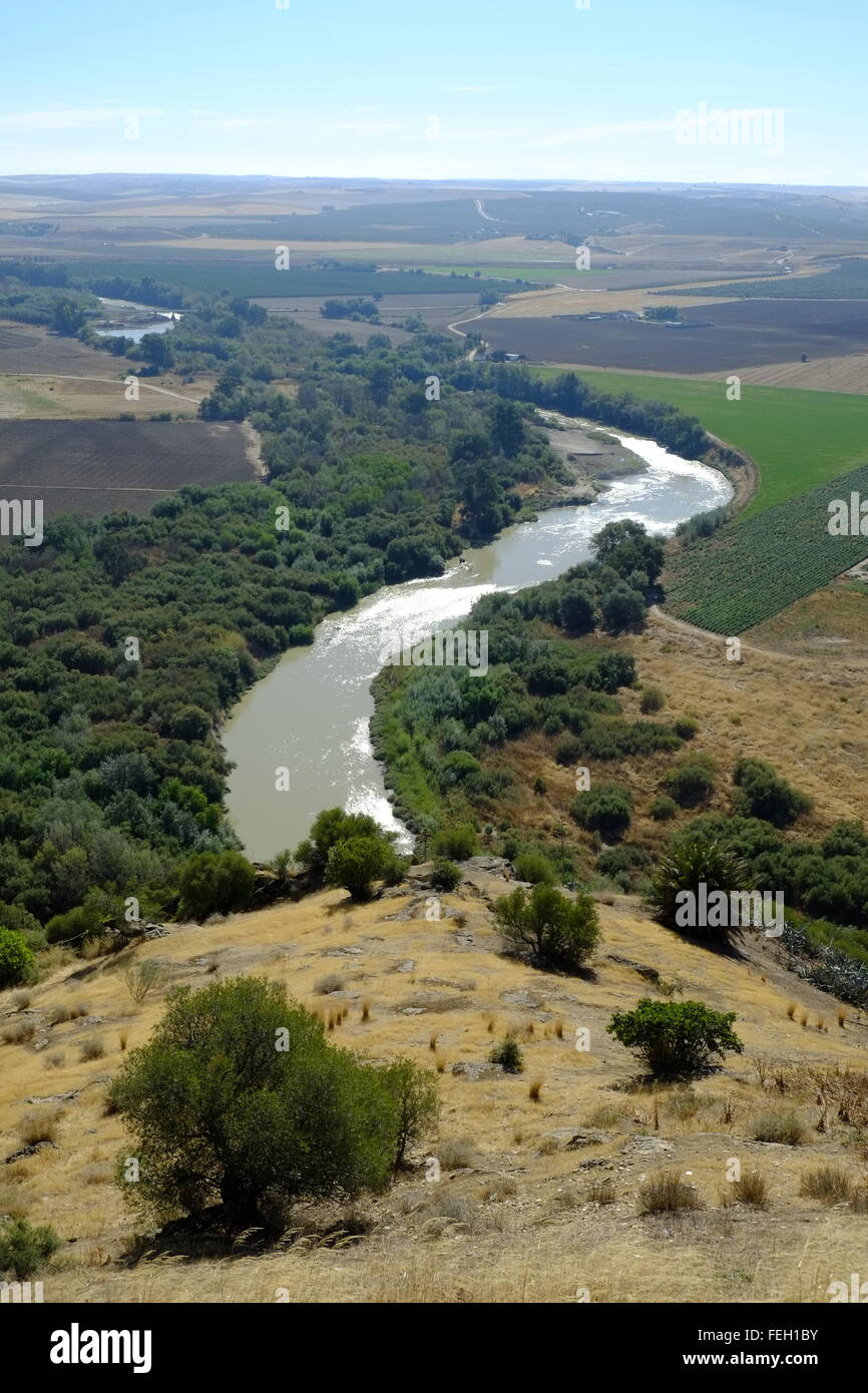 Rivière Guadalquivir vue de Castillo de Almodóvar d'origine musulmane dans la ville d'Almodóvar del Río, province de Cordoue, Andalousie, Espagne Banque D'Images