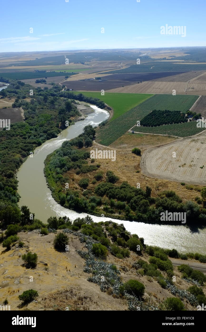 Rivière Guadalquivir de Castillo de Almodóvar del Río Château d'origine musulmane dans la ville d'Almodóvar del Río, province de Cordoue, Espagne Banque D'Images