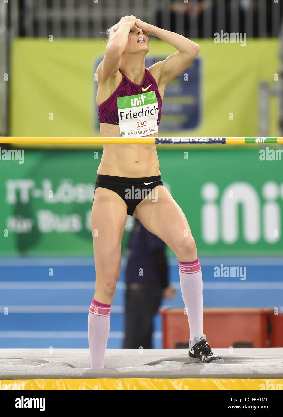 Athlète allemande Ariane Friedrich réagit après son saut en hauteur pendant le Salon International de l'Athlétisme Indoor Réunion (IAAF) à Karlsruhe, Allemagne, 6 février 2016. Friedrich a pris la cinquième place. Photo : Uli Deck/dpa Banque D'Images