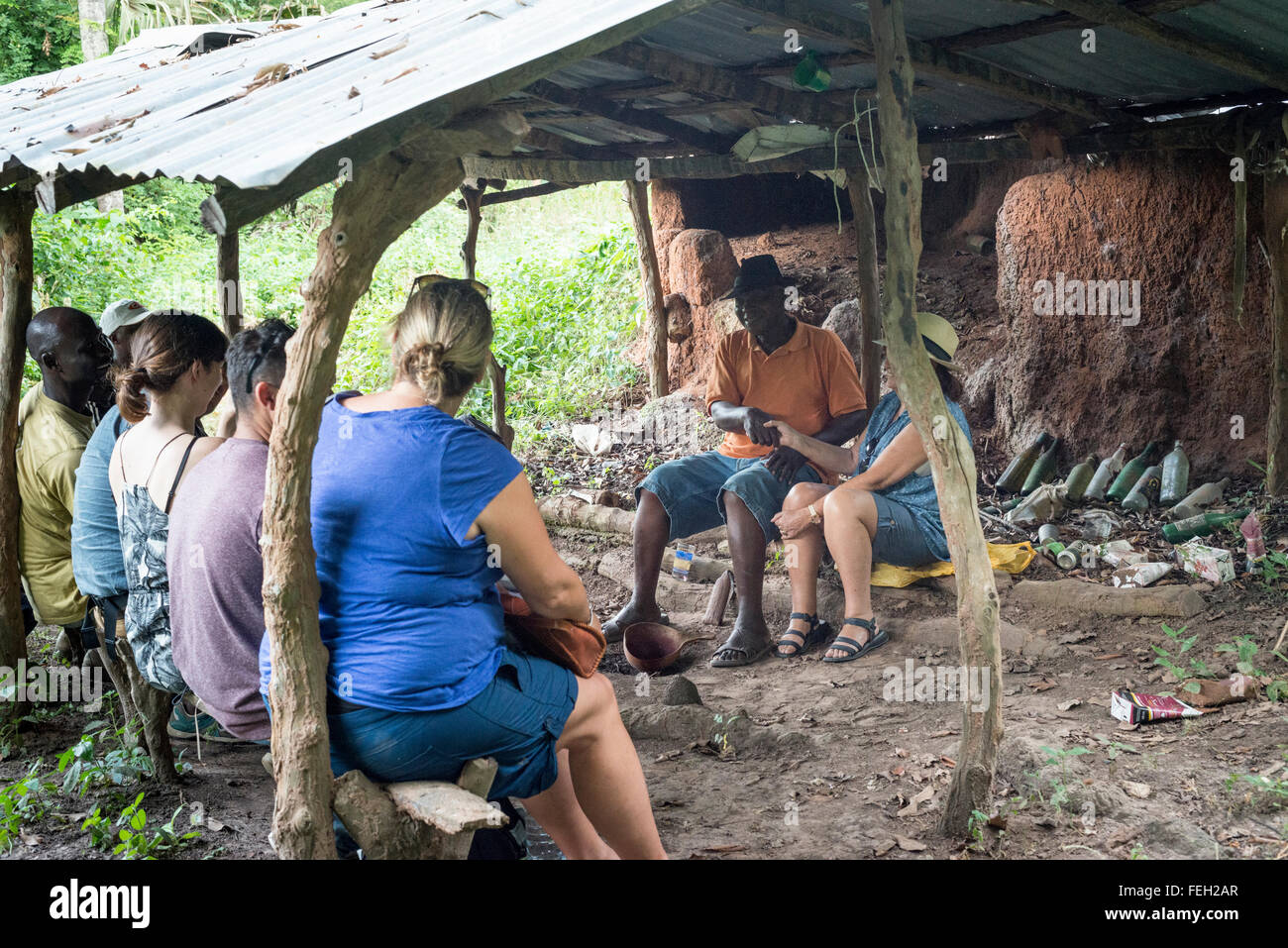 Rencontrez des touristes un roi local un le village de culte dans un village du nord de la Guinée Bissau Banque D'Images