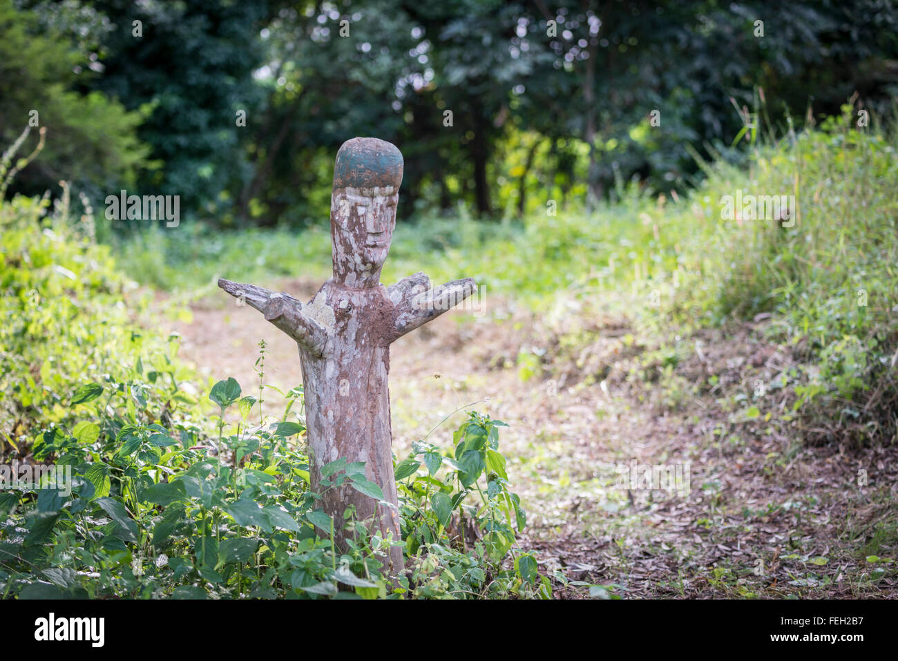Une effigie en bois garde l'entrée d'un temple dans un village du nord de la Guinée Bissau Banque D'Images