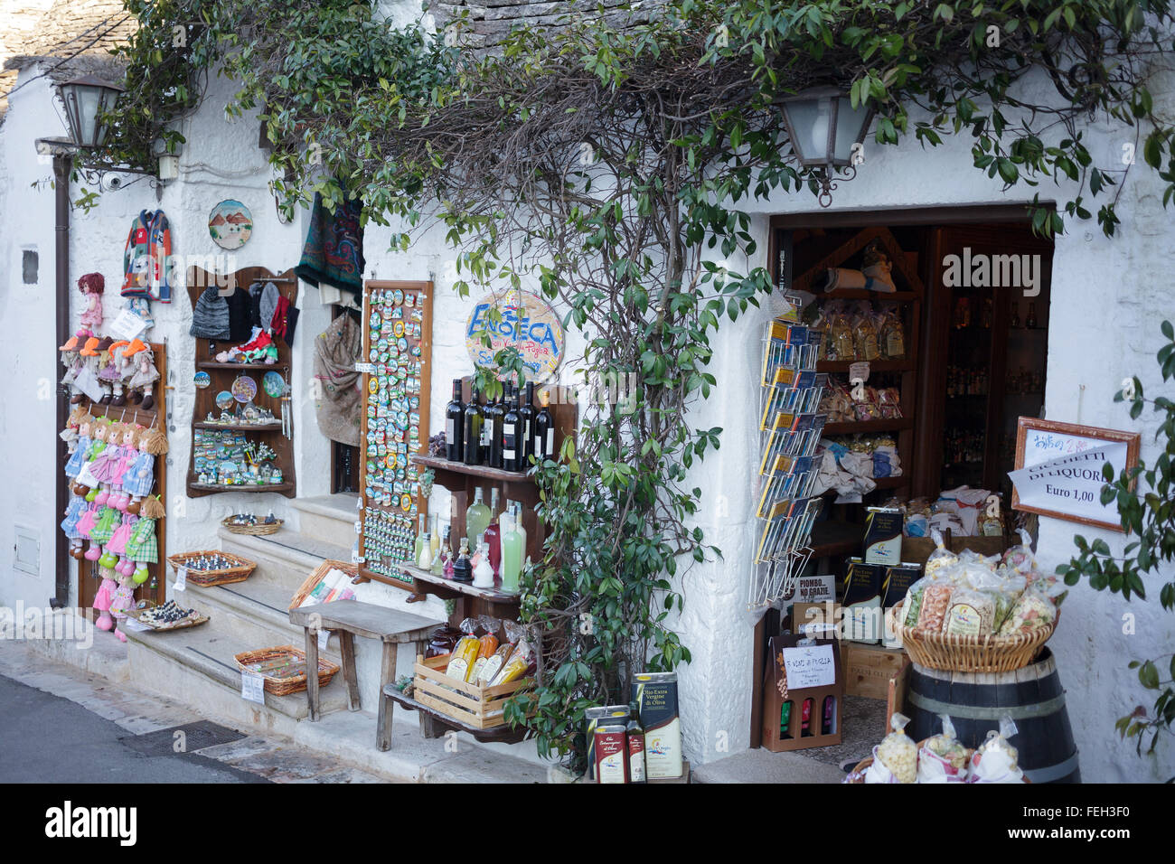Trulli des cadeaux souvenirs et produits locaux shop à Alberobello, dans les Pouilles, Italie Banque D'Images