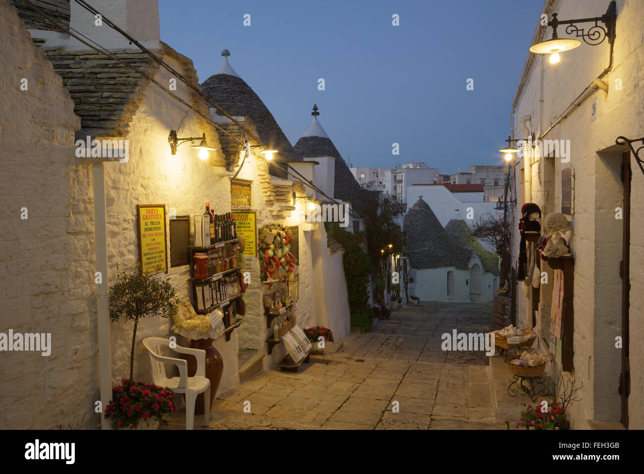 Rue et boutiques dans le quartier de Rione Monti trulli à Alberobello, dans les Pouilles, Italie Banque D'Images