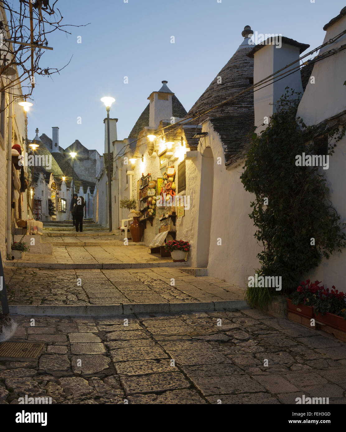 Rue et boutiques dans le quartier de Rione Monti trulli à Alberobello, dans les Pouilles, Italie Banque D'Images