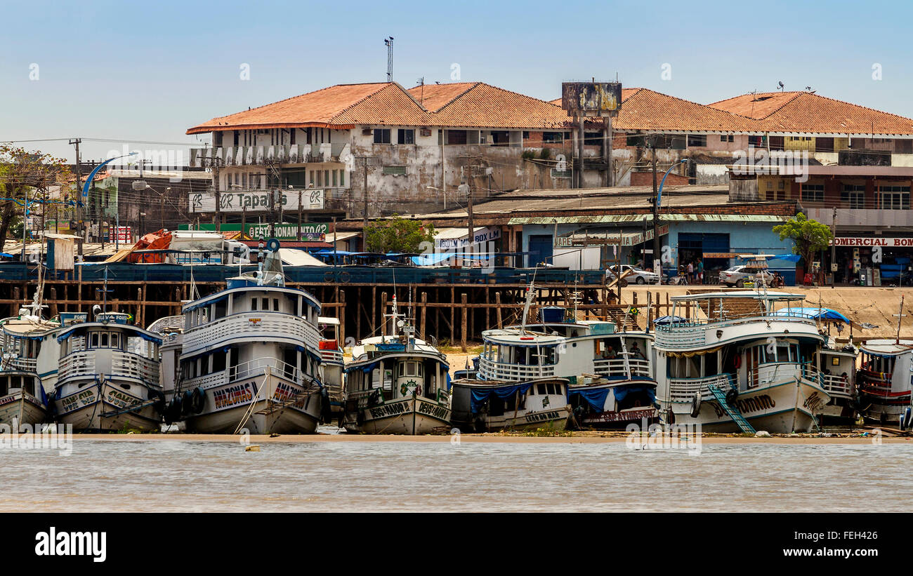 Bateaux sur le fleuve Amazone au Brésil Santarem Banque D'Images