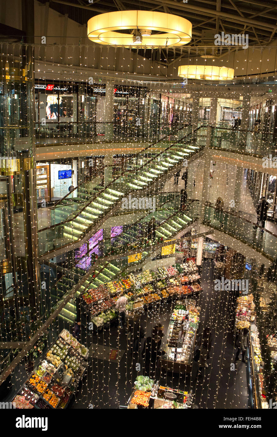 Ringstrassen Galerien, un élégant centre commercial, au centre de Vienne avec l'éclairage de Noël Banque D'Images