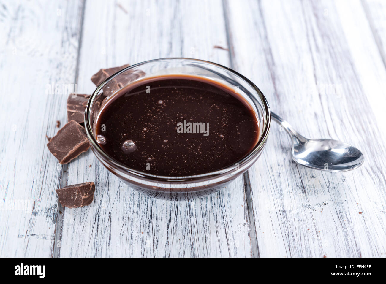 Sauce dessert (Chocolat noir) sur une vieille table en bois rustique Banque D'Images