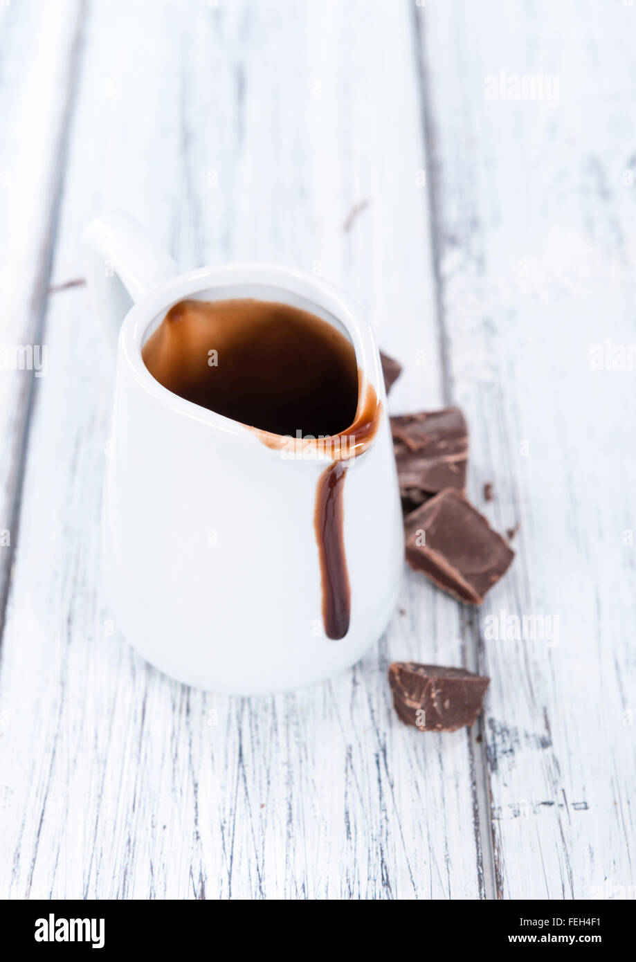 Sauce dessert (Chocolat noir) sur une vieille table en bois rustique Banque D'Images