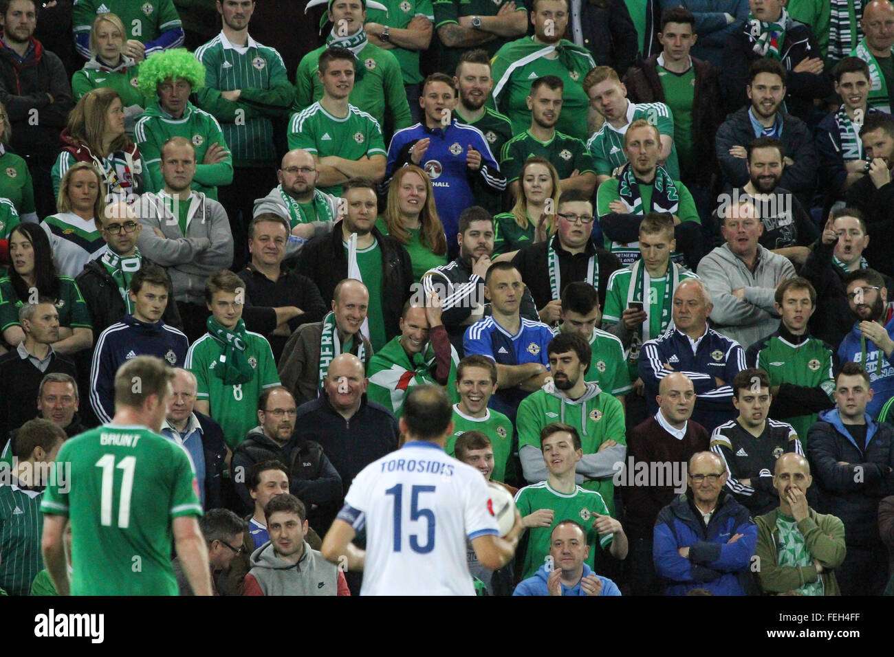 08 Oct 2015 - Euro 2016 Qualifications - Groupe F - Irlande du Nord 3 Grèce 1. L'Irlande du Nord fans regarder le match contre la Grèce. Banque D'Images