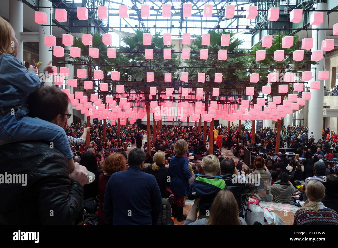 New York City, New York, USA, 6 février 2016, une grande foule regardant le Lunar/Nouvel An Chinois (année du singe), performances, présenté en partenariat avec le Centre culturel chinois de New York, à Brookfield Place/jardin d'hiver à New York City, New York, USA, stillbeyou/Alamy Live News Banque D'Images