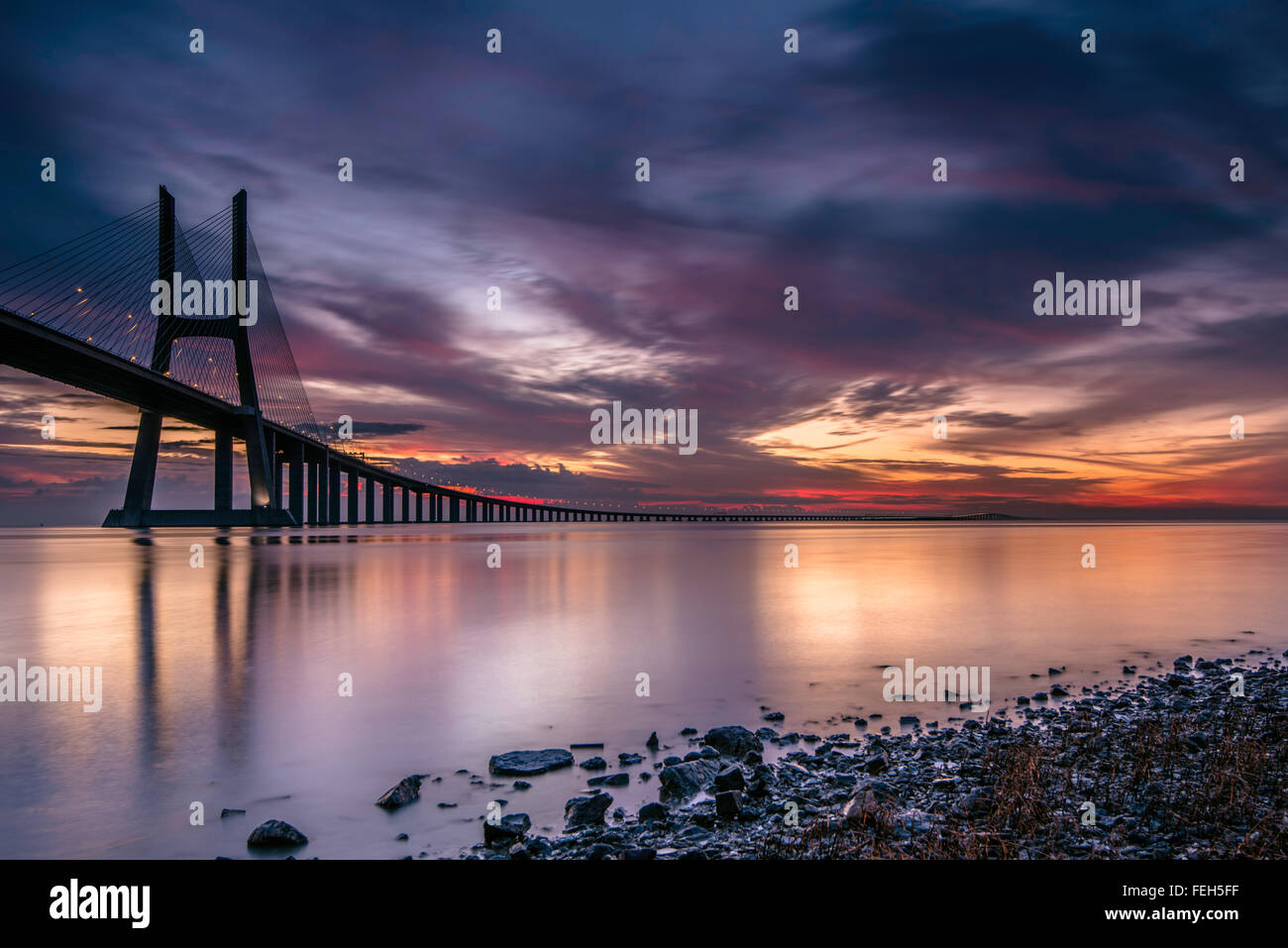 Lever du soleil sur le pont Vasco da Gama Banque D'Images
