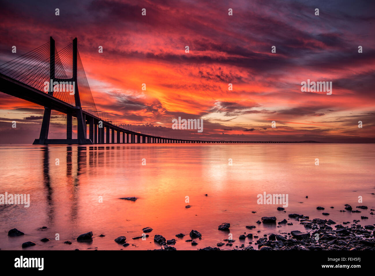 Lever du soleil sur le pont Vasco da Gama Banque D'Images