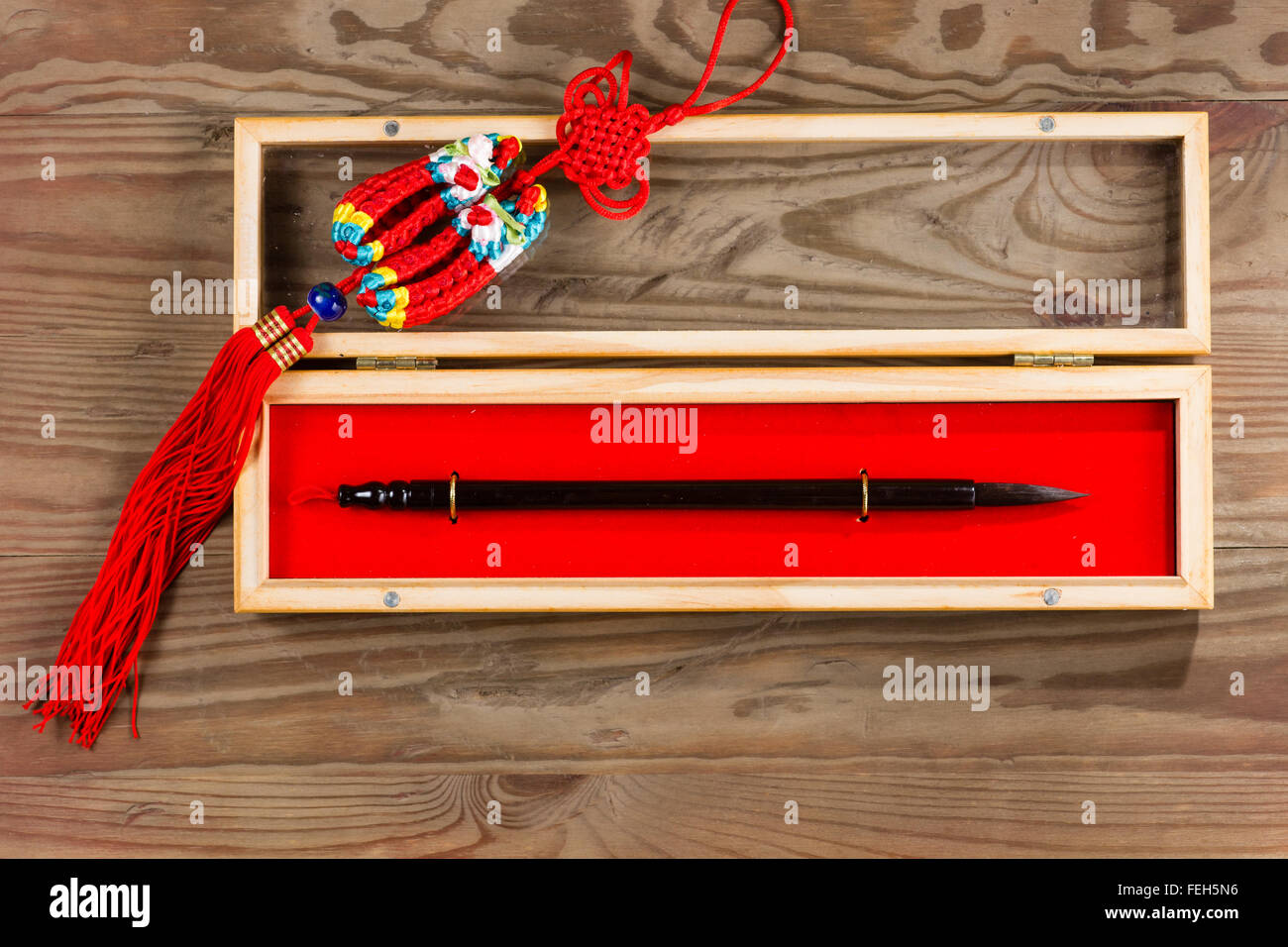 Pinceau calligraphie chinoise en fort et traditionnelles chaussures noeud chanceux ornament Banque D'Images