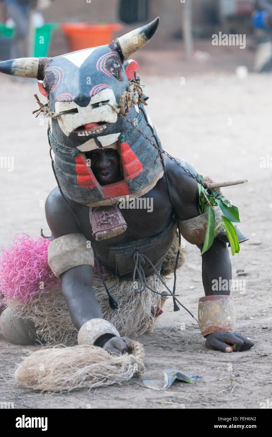 Artistes interprètes ou exécutants dans l'vaca bruto cérémonie d'initiation dans le village d'Agande sur Uno île sur la péninsule des Bijagos, Guinée Bissau Banque D'Images