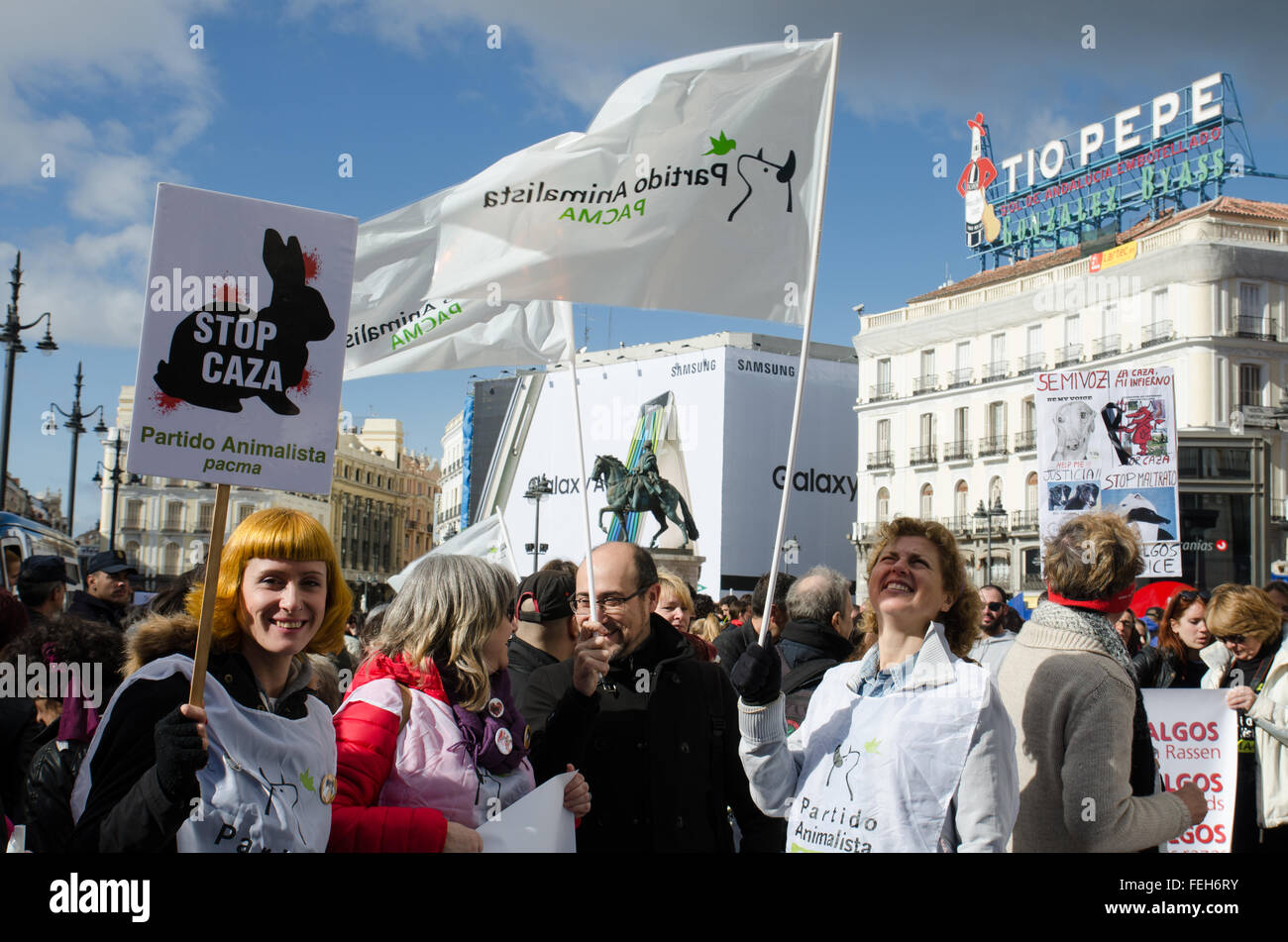 Madrid, Espagne. 7 Février, 2016. Représentant du Partido Animalista (PACMA) Drapeaux de tissage de leur parti politique lors des manifestations contre la chasse qui s'est tenue à Madrid. Credit : Valentin/Sama-Rojo Alamy Live News. Banque D'Images