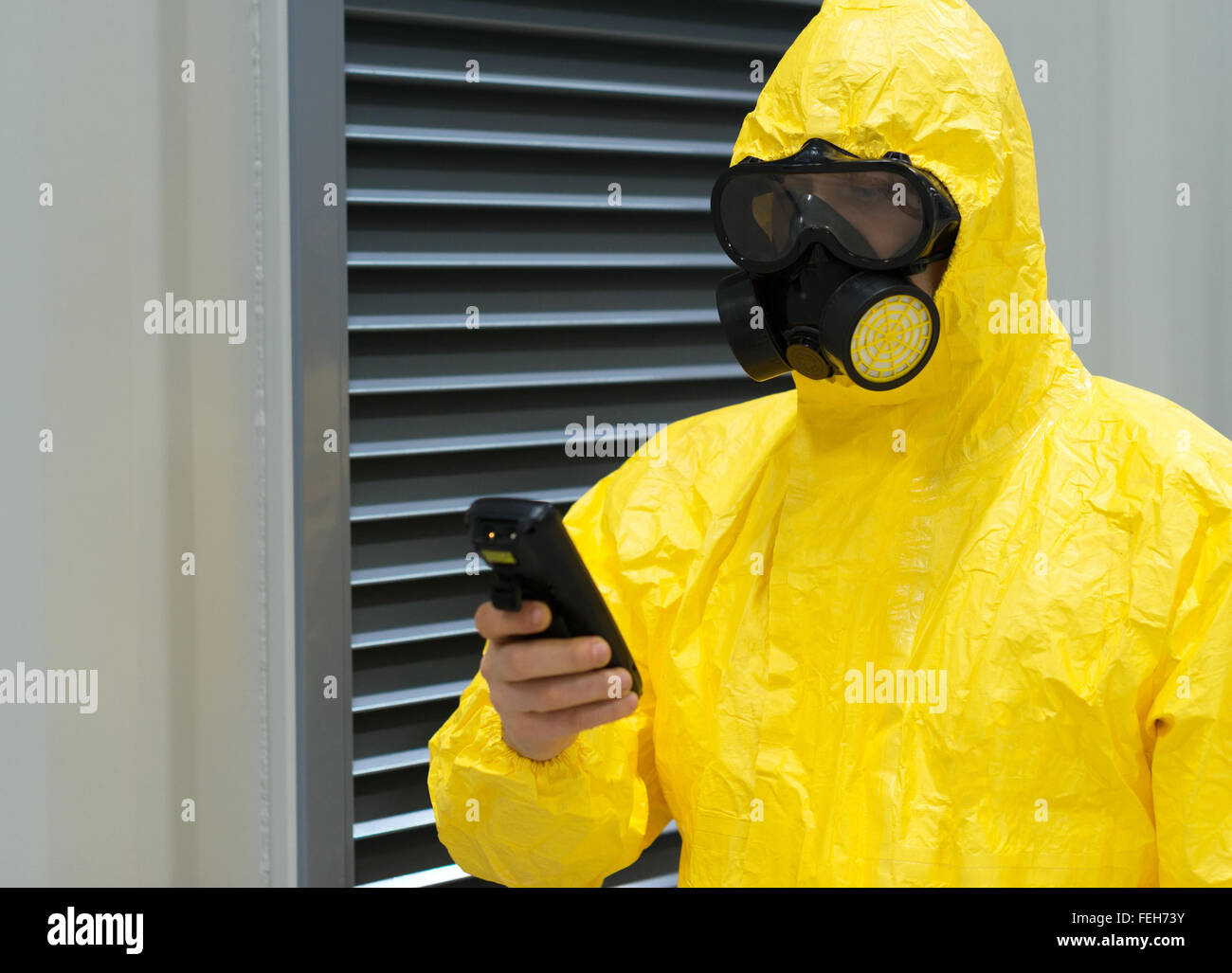 Homme En Costume De Protection Chimique Jaune Et Masque à Gaz