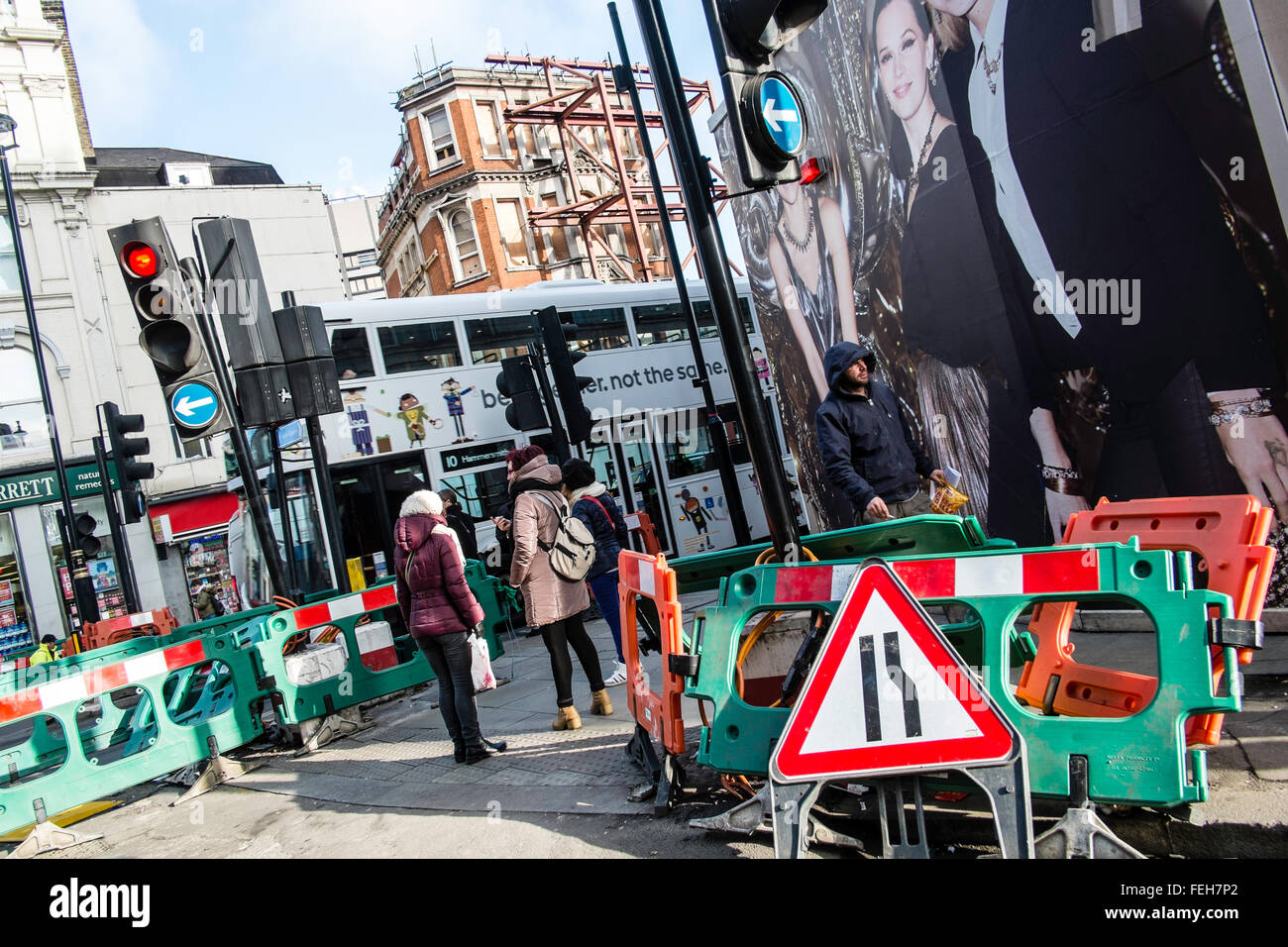 La construction de routes urbaines trottoir occupé Londres Banque D'Images