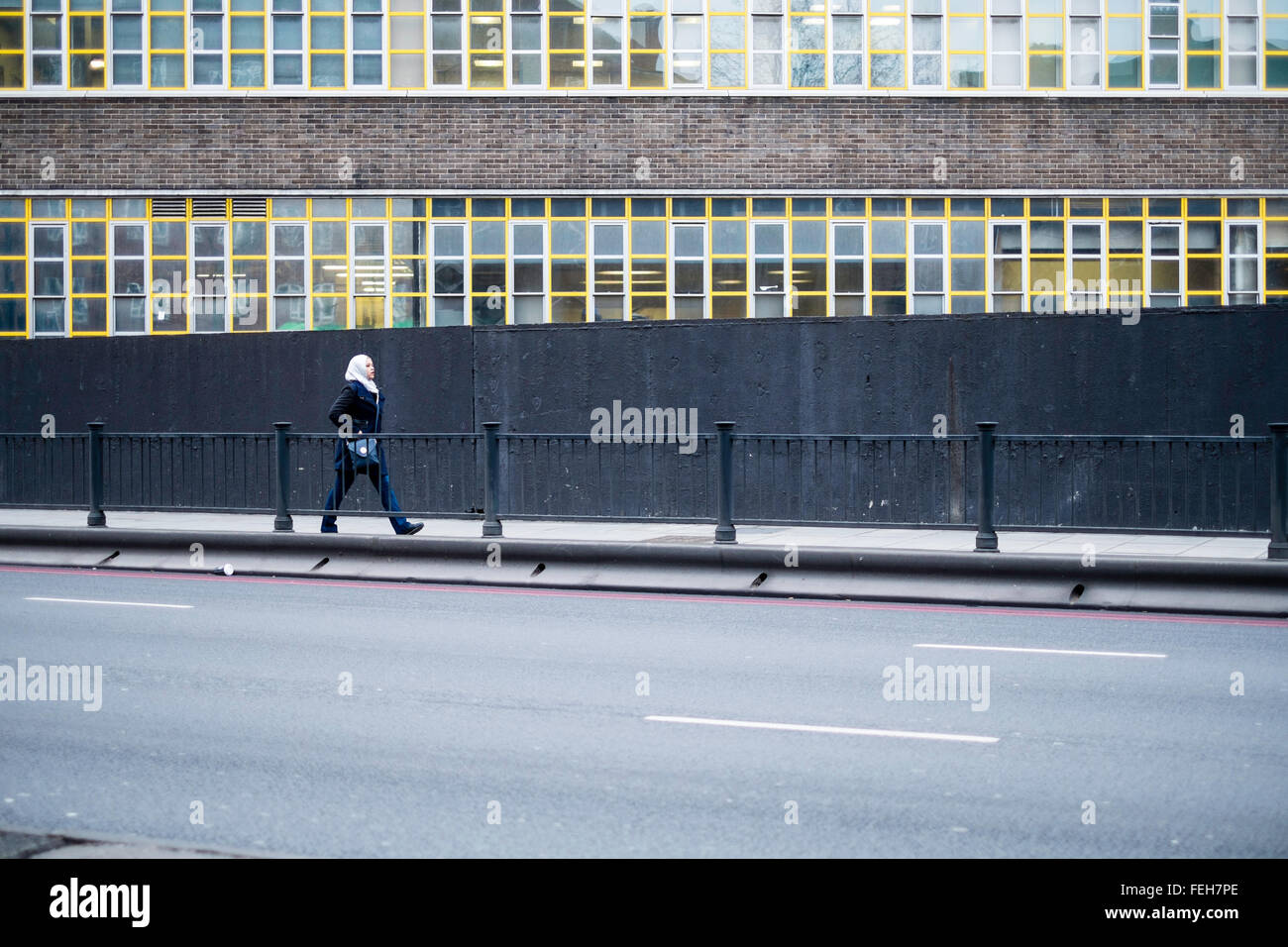 Trottoir femme marchant seule Londres Banque D'Images