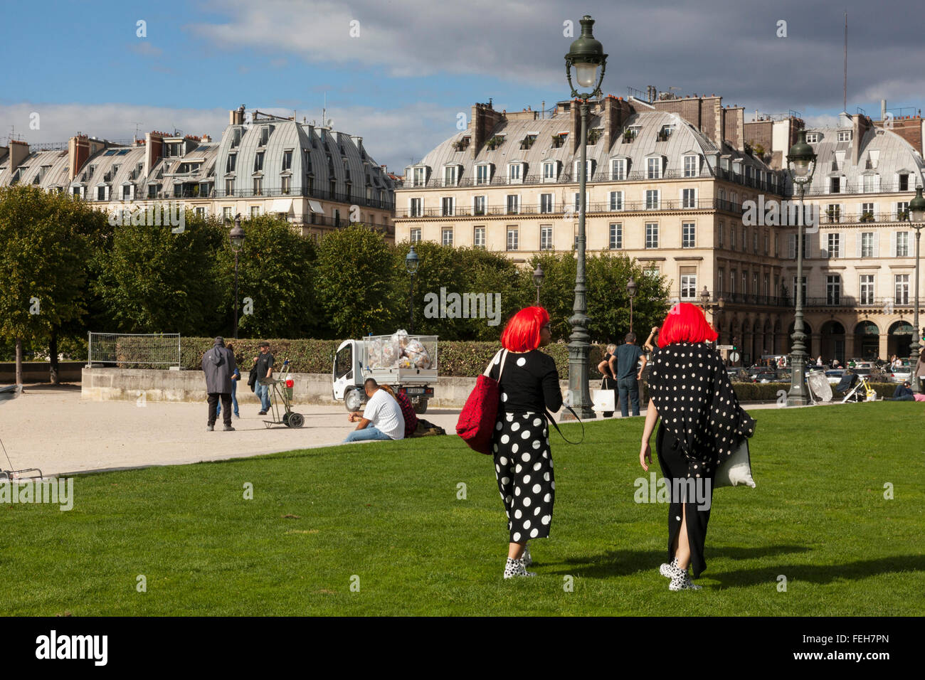 La femme aux cheveux rouge à Paris, France Banque D'Images