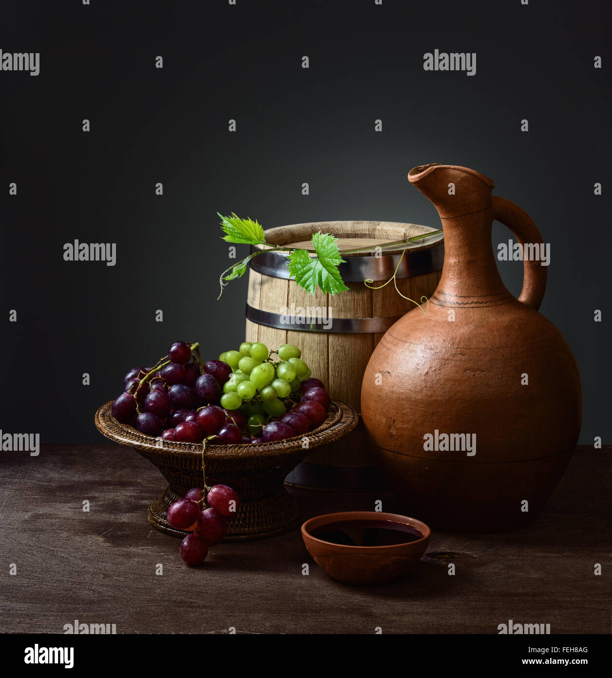 Still Life et coupe de vin avec un pichet, un tonneau en bois et les raisins dans un bol Banque D'Images