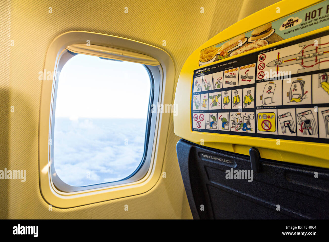 L'instruction de sécurité sur le dossier de chaise en cabine pendant le vol Ryanair, UK Banque D'Images