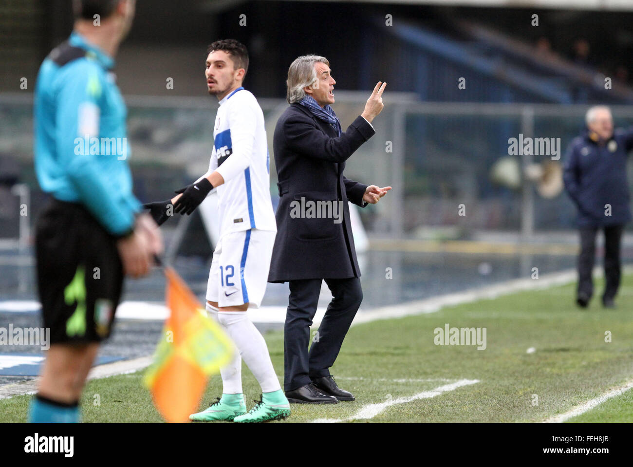 Roberto Mancini, l'entraîneur-chef de l'Inter Milan derrière lui des gestes du défenseur de l'Inter de Milan lors de l'Alex telles italien de Série d'un match de football entre l'Hellas Vérone v FC FC Inter Milan (Photo par Andrea Spinelli / Pacific Press) Banque D'Images