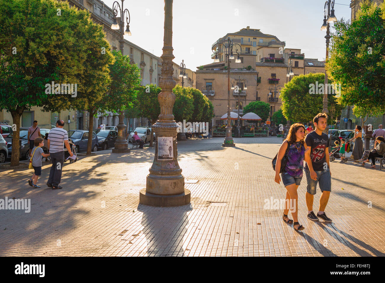 Sicile, vue sur les siciliens passant par la Piazza Vittorio Emanuele à Enna en fin d'été après-midi, Sicile, Banque D'Images