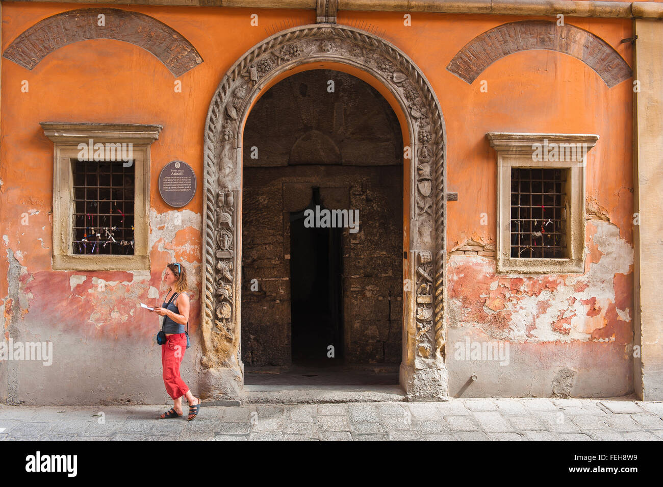 Asinelli de Bologne, un touriste s'arrête à l'entrée de la tour Asinelli au coeur du centre historique de Bologne, Emilie-Romagne, Italie. Banque D'Images