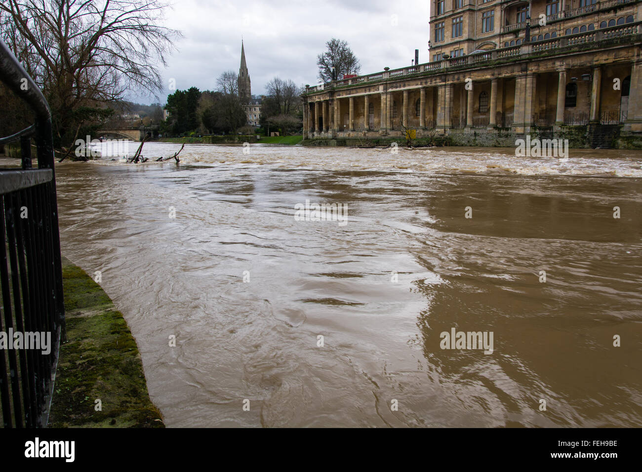 Bath, Somerset, Royaume-Uni. 7 Février, 2016. Rivière est à sa limite, à l'origine du portail radiale d'être soulevées afin de prévenir les inondations. Le Horseshoe wier par Pulteney Bridge est à peine visible Crédit : Ian Redding/Alamy Live News Banque D'Images