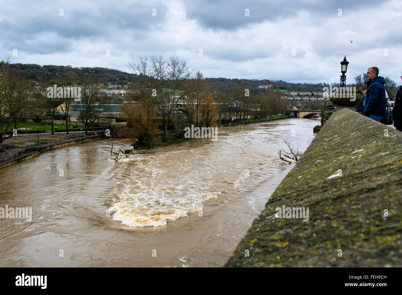 Bath, Somerset, Royaume-Uni. 7 Février, 2016. Rivière Avon a atteint sa limite, à l'origine du portail radiale d'être soulevées afin de prévenir les inondations. Le Horseshoe wier par Pulteney Bridge est à peine visible. Crédit : Ian Redding/Alamy Live News Banque D'Images