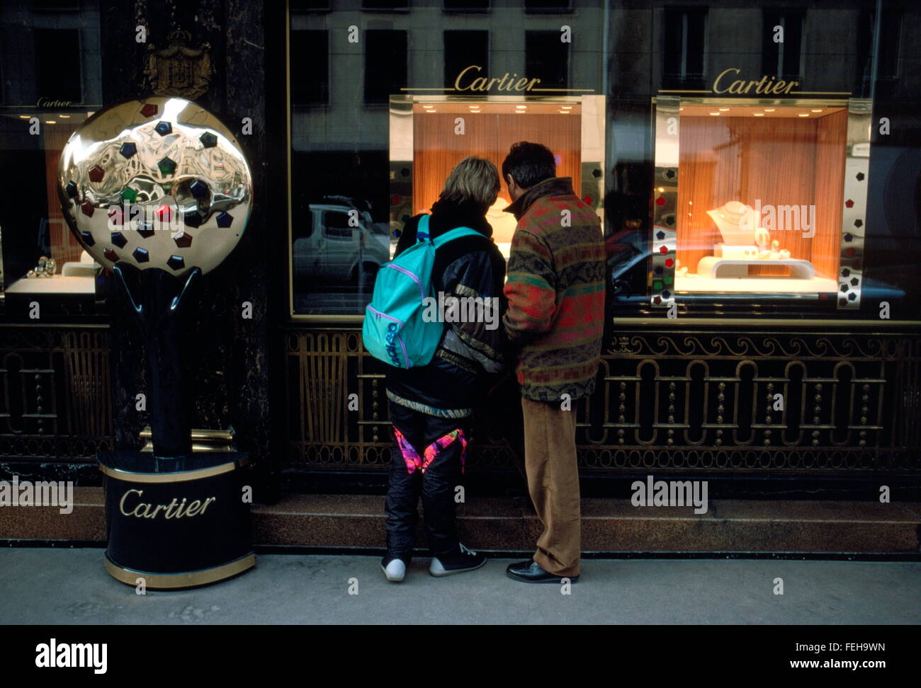 AJAXNETPHOTO. PARIS, FRANCE. Fenêtre - SHOPPING - UN COUPLE À LA RECHERCHE DE PRODUITS DE LUXE SUR L'AFFICHAGE DANS LA FENÊTRE DE CARTIER, près de la Place Vendôme. PHOTO:JONATHAN EASTLAND/AJAX REF:010692 Banque D'Images