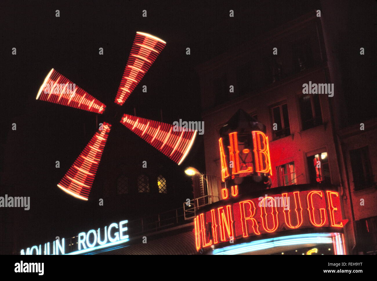 AJAXNETPHOTO. PARIS, FRANCE. - Moulin AU SOMMET CÉLÈBRE MOULIN ROUGE MUSIC HALL DE NUIT. PHOTO:JONATHAN EASTLAND/AJAX REF:940686 Banque D'Images