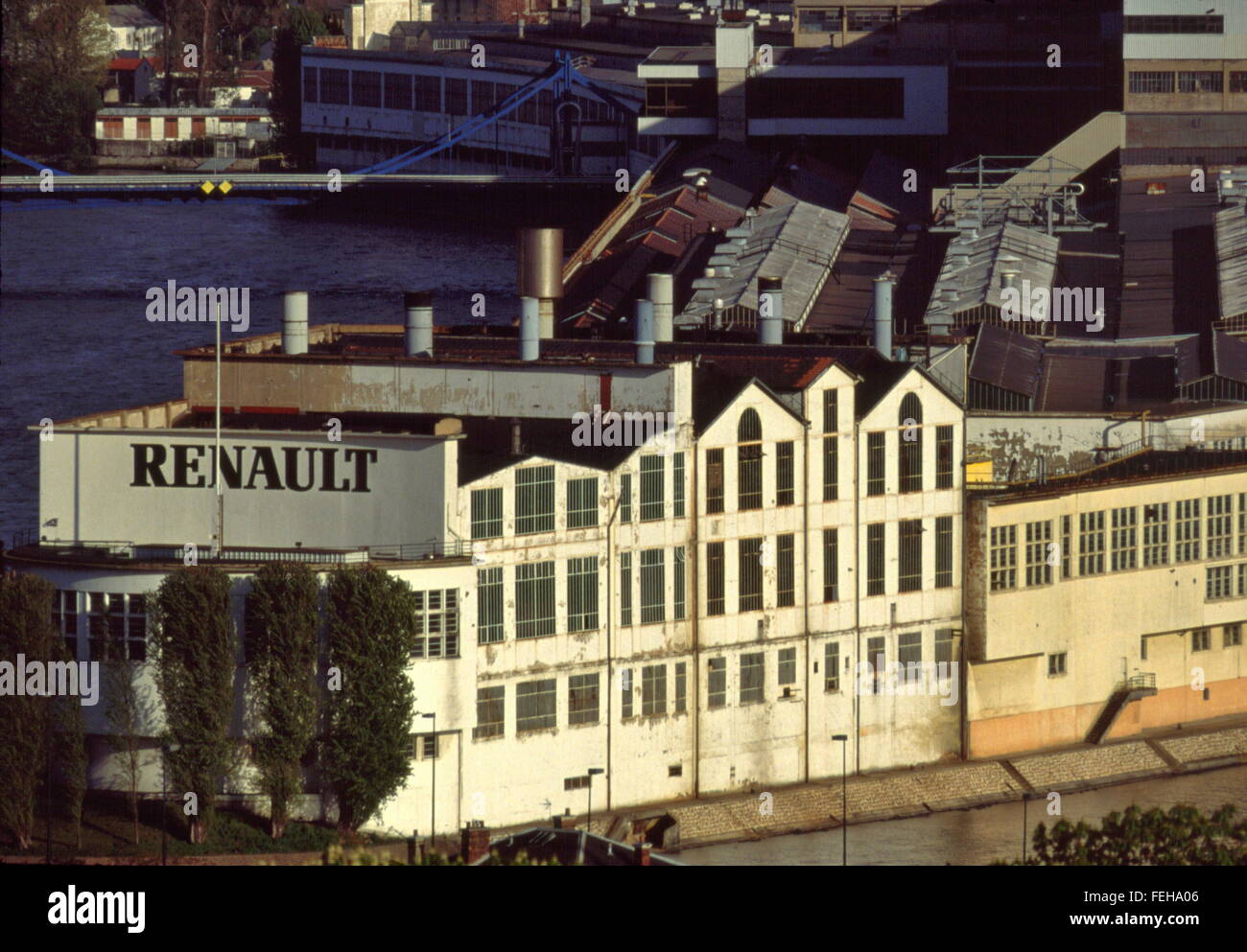 AJAXNETPHOTO. 1990. PARIS,FRANCE. - RENAULT ILE SEGUIN, BOULOGNE-BILLANCOURT - L'USINE DE CAMIONS ET VOITURES RENAULT a dominé l'île DANS LA SEINE. Il a été démoli en 2005. PHOTO:JONATHAN EASTLAND/AJAX REF:091791 Banque D'Images