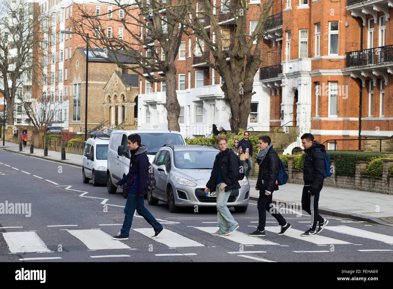 Touristes traversant le célèbre passage piéton d'Abbey Road Abbey Road sur London UK Banque D'Images