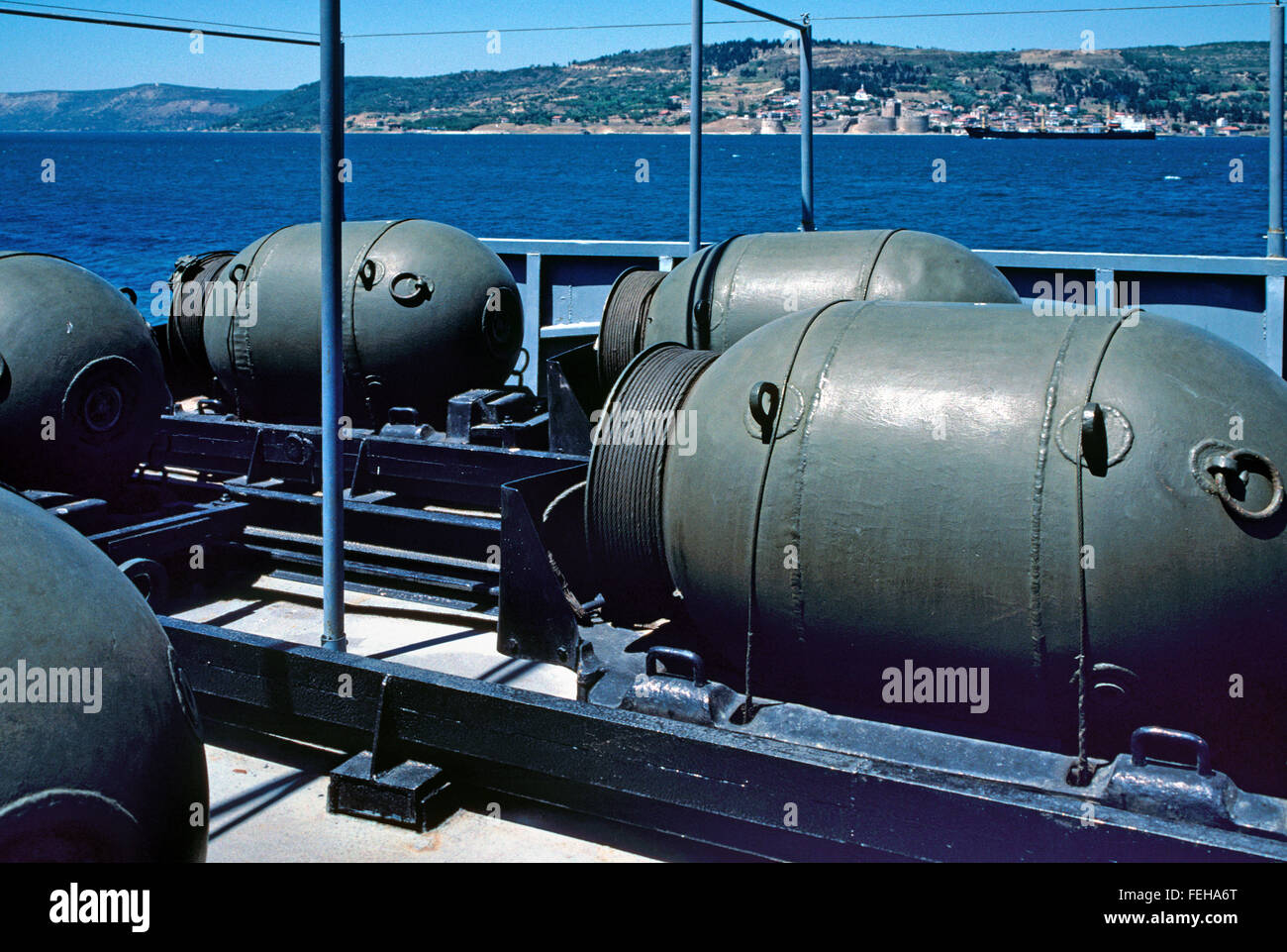 Des mines à bord de la réplique de la Turkish Nusret mouilleur de mines ou de navire (1911) , qui a joué un rôle clé durant la Première Guerre mondiale pendant la campagne de Gallipoli, sur l'affichage à l'Dardandelles dans le détroit de Çanakkale, Turquie Banque D'Images