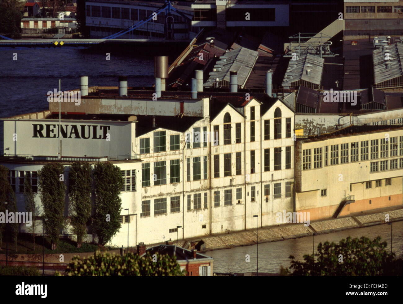 AJAXNETPHOTO. 1990. PARIS,FRANCE. - RENAULT ILE SEGUIN, BOULOGNE-BILLANCOURT - L'USINE DE CAMIONS ET VOITURES RENAULT a dominé l'île DANS LA SEINE. Il a été démoli en 2005. PHOTO:JONATHAN EASTLAND/AJAX REF:091792 Banque D'Images
