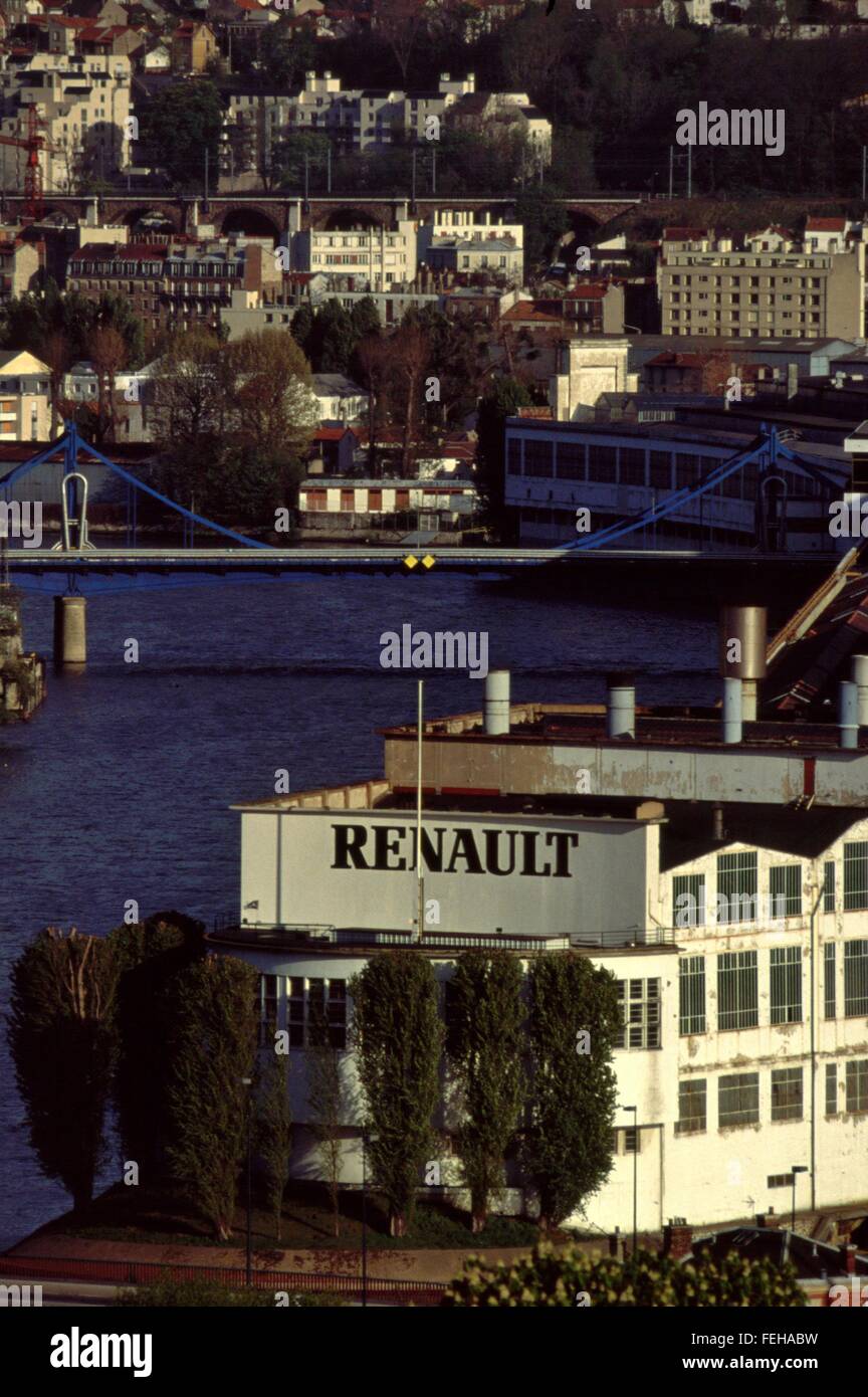 AJAXNETPHOTO. 1990. PARIS,FRANCE. - RENAULT ILE SEGUIN, BOULOGNE-BILLANCOURT - L'USINE DE CAMIONS ET VOITURES RENAULT a dominé l'île DANS LA SEINE. Il a été démoli en 2005. PHOTO:JONATHAN EASTLAND/AJAX REF:091794 Banque D'Images