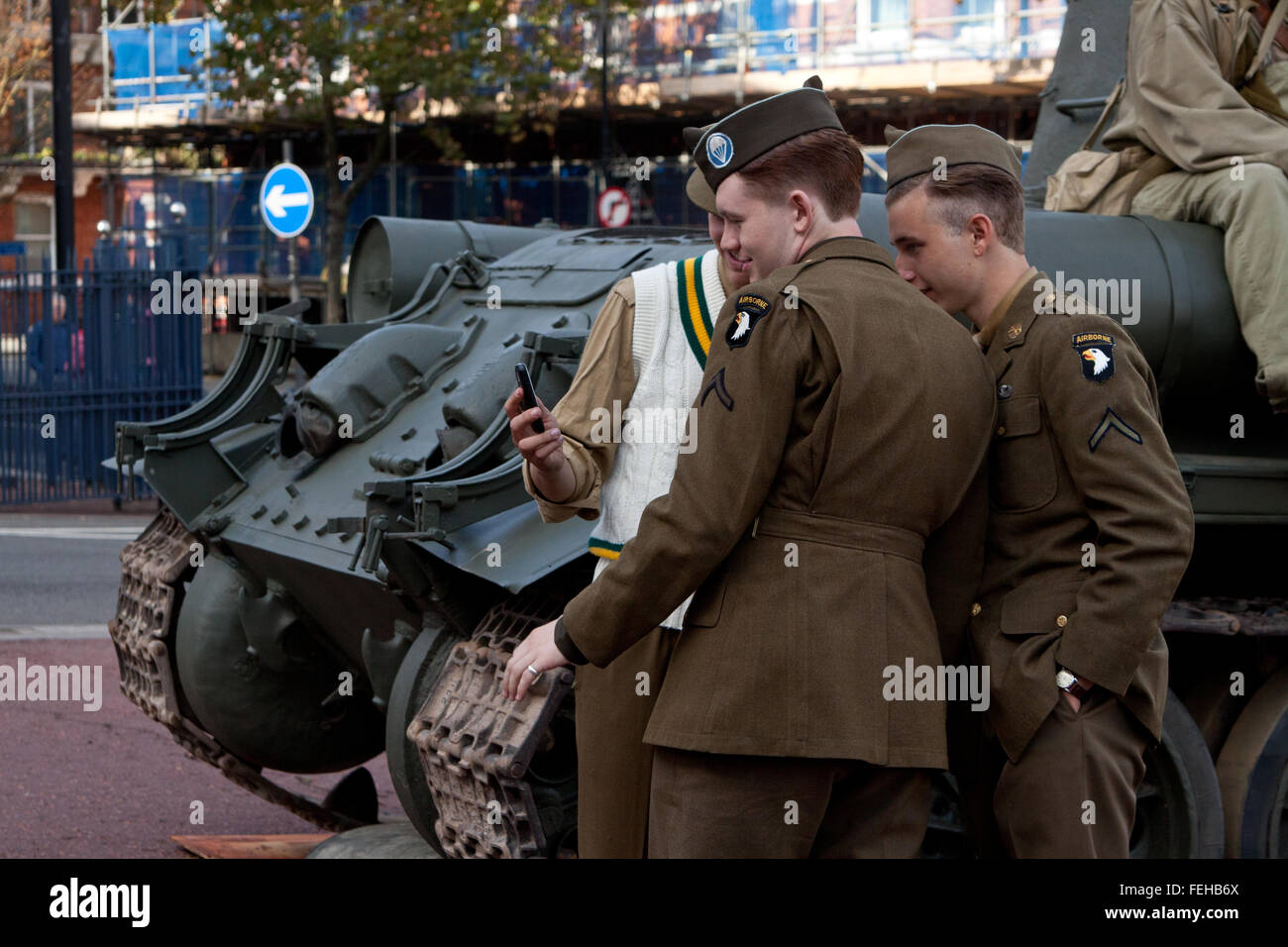 Hommes habillés en seconde Guerre Mondiale soldats près de réservoir. Banque D'Images