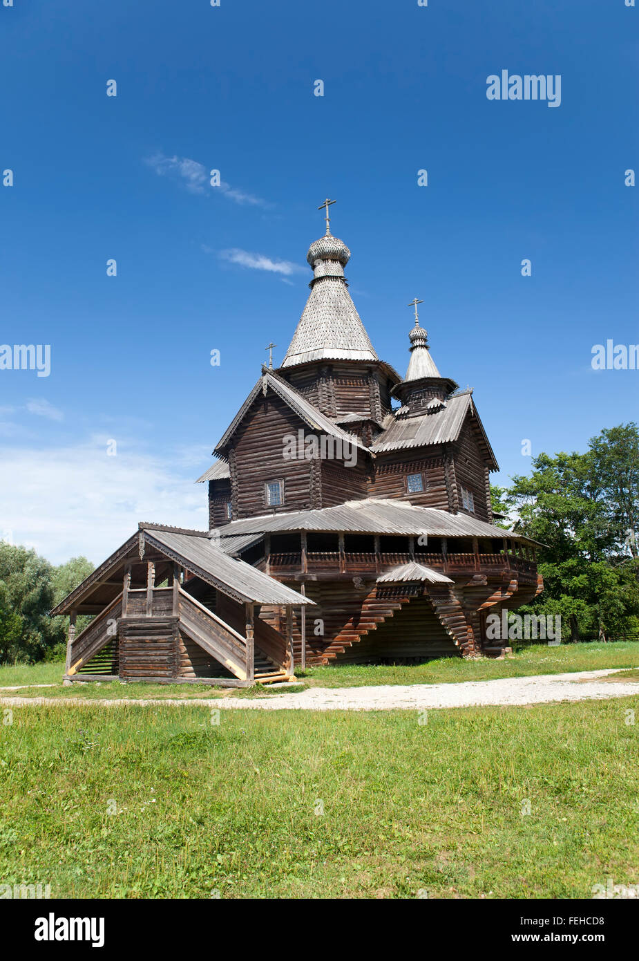 L'ancienne église en bois sur une clairière de la forêt. La Russie. Banque D'Images