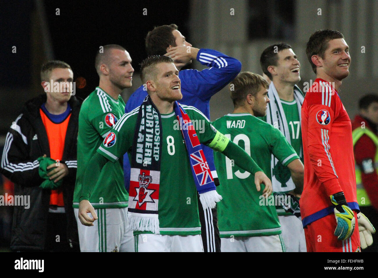 08 Oct 2015 - Euro 2016 Qualifications - Groupe F - Irlande du Nord 3 Grèce 1. L'Irlande du Nord célèbrent leur pays après les joueurs qualifiés pour la finale de l'euro pour la première fois de son histoire". Banque D'Images