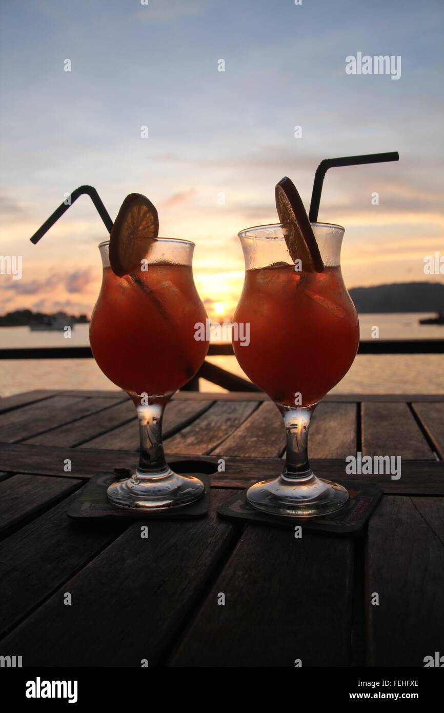 Des cocktails au coucher du soleil. Banque D'Images