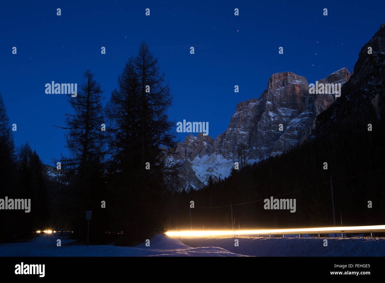 Une longue exposition de Monte Pelmo et certains sentiers de lumière. Dolomites, Padova, Italie. Banque D'Images