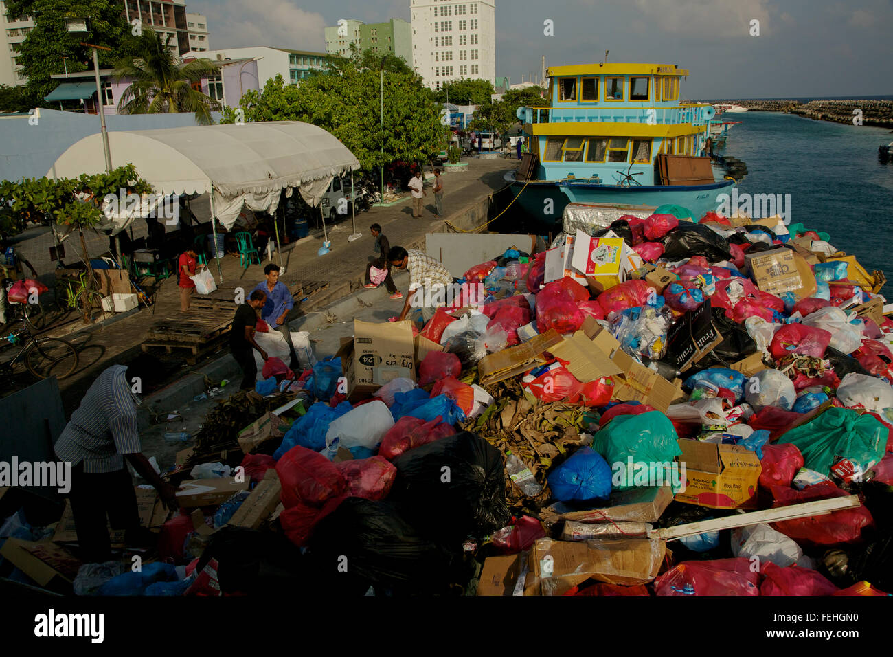 Déchets, ordures, sont recueillis à bord d'un bateau à l'île de Male, Maldives, Atoll de Kaafu. Banque D'Images